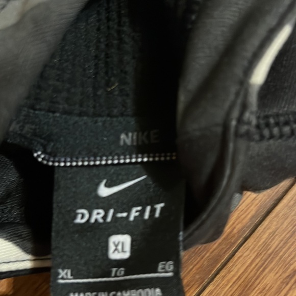 Nike youth XL hoodie. Nike emblem peeling a bit on sleeve - Picture 4 of 4